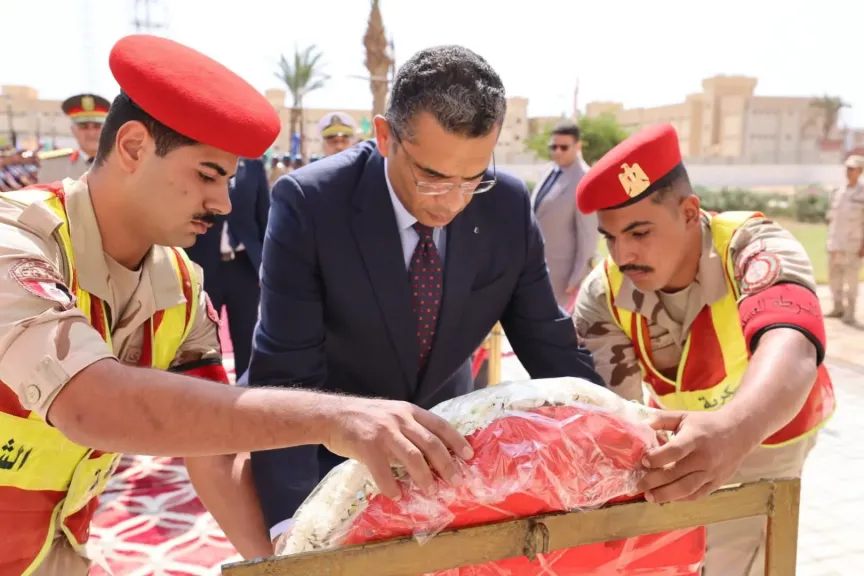محافظ البحر الأحمر يضع اكليل الزهور علي النصب التذكاري للشهداء احتفالاً بالذكري الـ53 لنصر أكتوبر