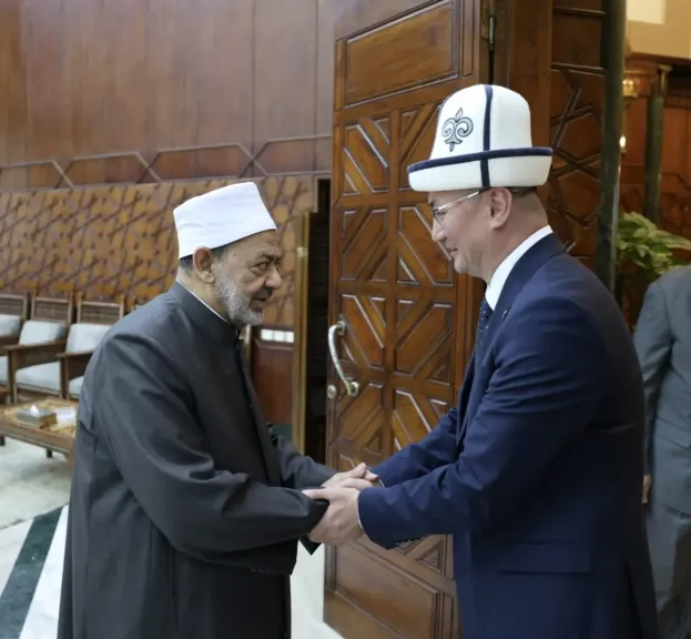 سفير قيرغيزستان يطلب من شيخ الأزهر زيادة أعداد المبتعثين الأزهريين والمنح الدراسية المخصصة لأبناء قيرغيزستان للدراسة بالأزهر