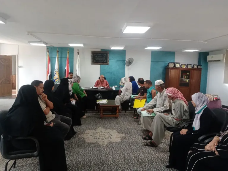 رئيس مدينة طور سيناء يبحث مطالب المواطنين ويوجه بسرعة حل المشكلات