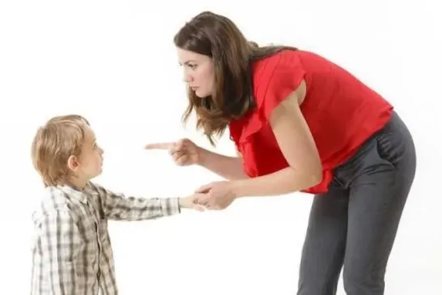 من التأديب للتدمير.. خبير تربوي يحذر من 6 أخطاء شائعة في عقاب الأطفال
