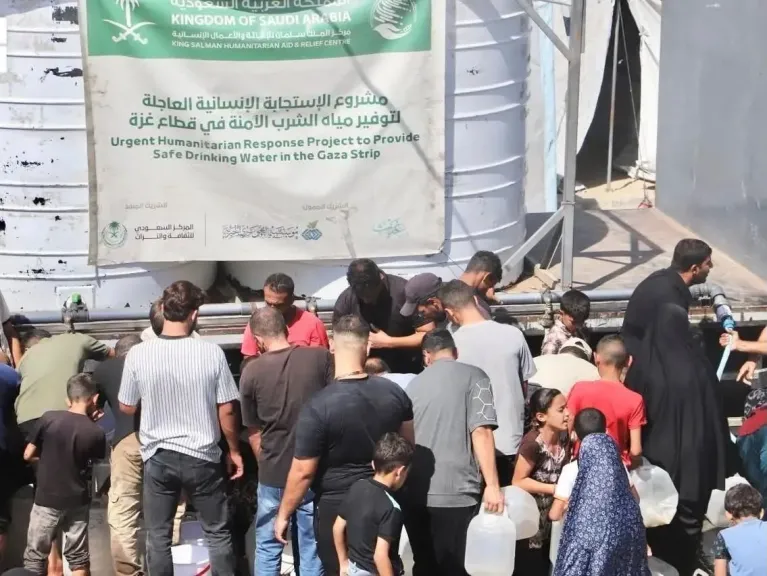 مركز الملك سلمان للإغاثة يواصل ضخ كميات من المياه في قطاع غزة لتوفير مياه الشرب الآمنة