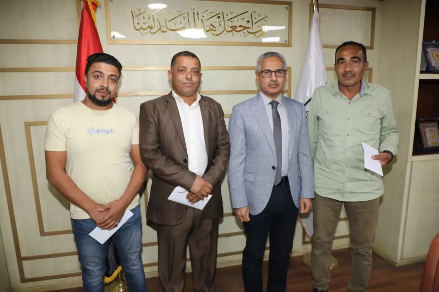 محافظ بني سويف يوفر الحماية الاجتماعية لحالتين من الأولى بالرعاية ويكرم عاملين.. لهذا السبب
