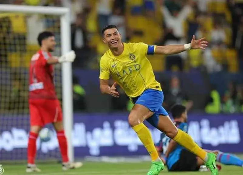 عودة الدوريات الأوروبية.. مواعيد مباريات اليوم الجمعة في الملاعب العربية والعالمية