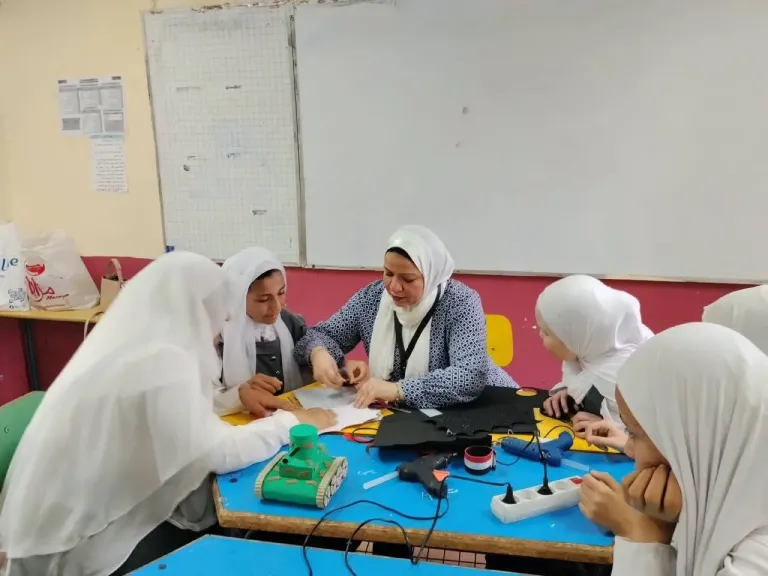 «الدبابة» و«المدفع» بالفوم.. ورشة فنية لطلاب مدرسة المحمدية بمتحف كوم أوشيم