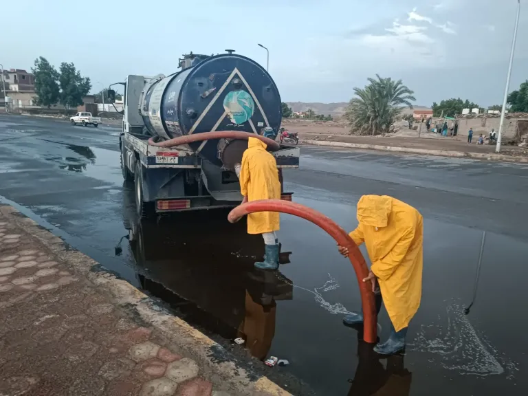 مياه البحر الأحمر تواصل سحب تجمعات الأمطار بالقصير وتعلن استمرار حالة الطوارئ