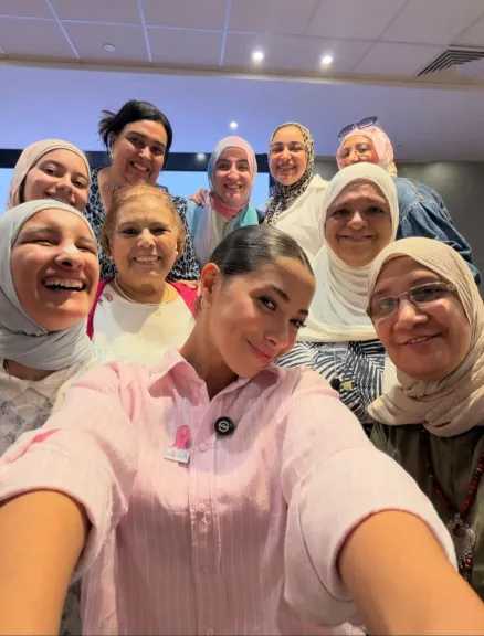 اتعلمت منهم كتير .. جيسيكا حسام تزور محاربات السرطان بمستشفى بهية