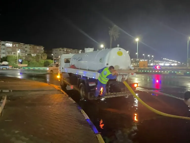 تحرك فوري من شركة مياه البحر الأحمر لسحب تجمعات  مياه الأمطار بالغردقة