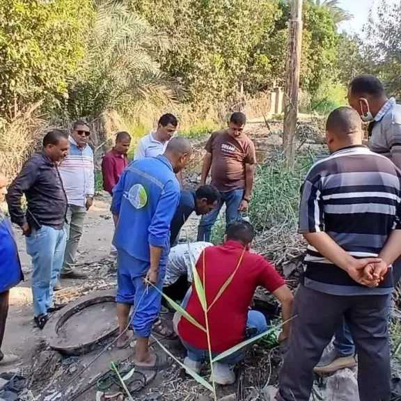 تطهير خط الصرف بطريق فيديمين وسنهور بالفيوم ورصد 12 مصنعًا مخالفًا