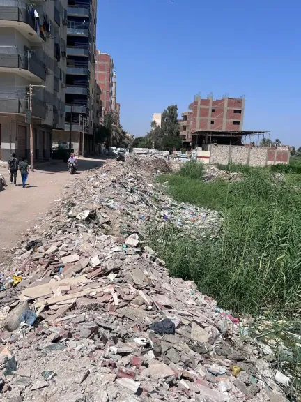 تلال من القمامة بمصرف مردوم.. أهالي منطقة طريق بني سويف - الفيوم يناشدون المسؤولين بإزالتها
