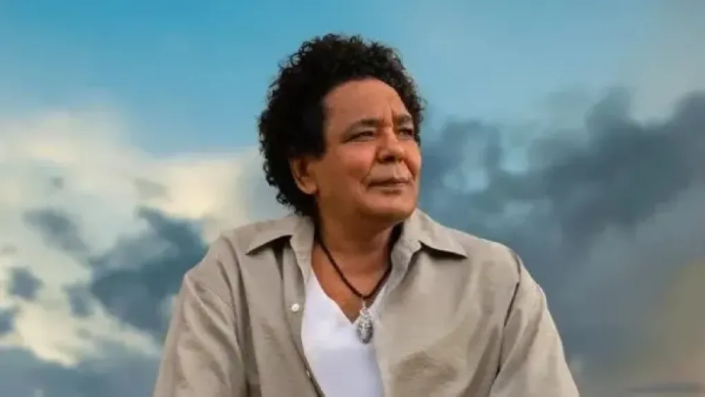 صوت النوبة الذي غنّى للحب والحرية.. لماذا لا يشبه محمد منير أحدًا؟