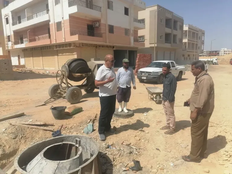 رئيس مدينة مرسى علم يتابع ميدانيًا مستجدات تنفيذ مشروع شبكة الصرف الصحي