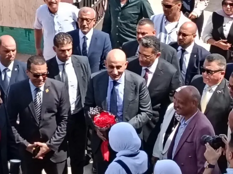 محافظ البحر الأحمر يستقبل وزير التربية والتعليم في زيارة تفقدية للمحافظة
