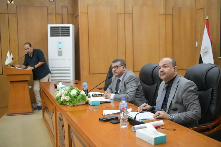 محافظ قنا يوجه بحصر مواقع إنشاء مشايات آمنة أعلى الترع
