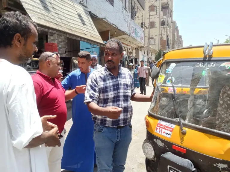 استجابة لشكاوى المواطنين.. حملات مستمرة لرفع تراكمات القمامة وضبط مخالفات مركبات التوك توك بدشنا