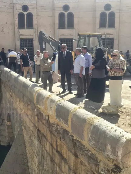 إعادة تركيب الأحجار الساقطة من قنطرة خوند أصلباي الأثرية بالفيوم