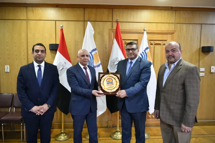 محافظ قنا يكرم رئيس شركة المياه تقديرًا لجهوده في خدمة المواطنين