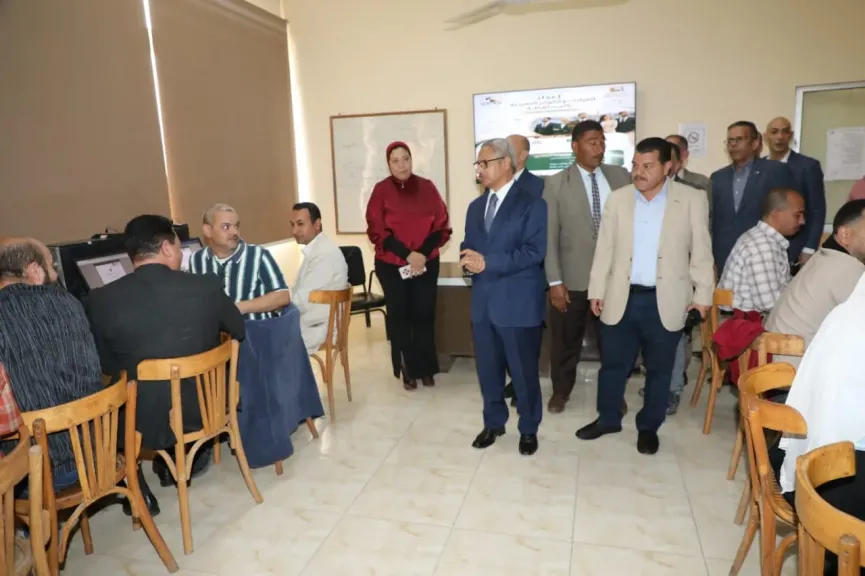 محافظ بني سويف يتابع اختبارات إعداد قيادات الصفين الثاني والثالث