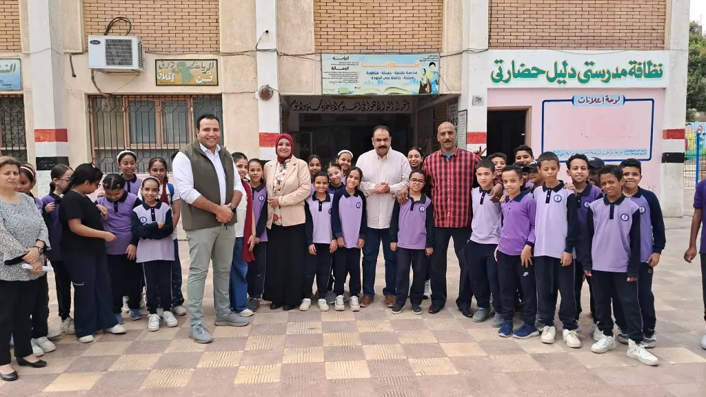 وكيل الوزارة برفقة الطلاب ومؤسس المبادرة