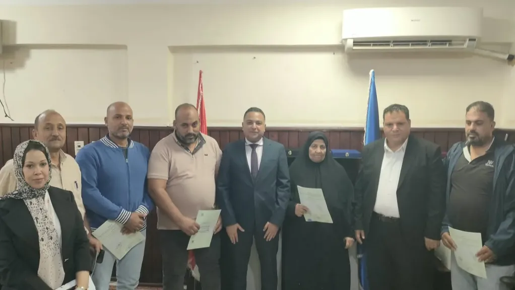 نائب محافظ البحيرة يسلّم 4 عقود تقنين أراضي الدولة للمواطنين بالمحمودية