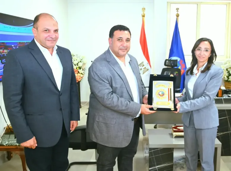 محافظ البحيرة تكرّم رئيس شركة المياه السابق
