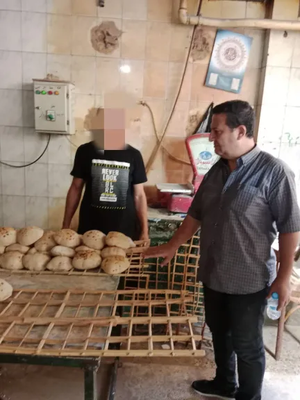 ضبط بدال تمويني بالإسماعيلية لتصرفه في 500 زجاجة زيت و250 كيلو سكر.. وتحرير 53 مخالفة