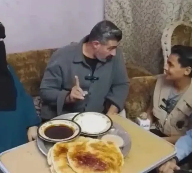 استجابة لطلبه.. ياسر جلال يزور الطفل زياد في منزله بدار السلام