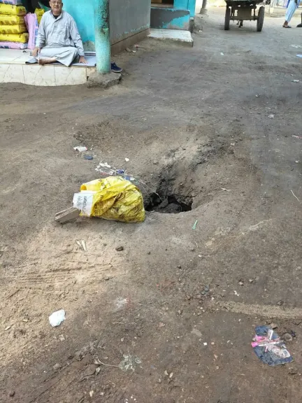 بيارة بدون غطاء تبتلع الشارع الرئيسي بأبوداود في تمي الأمديد.. والأهالي: أنقذوا أطفالنا