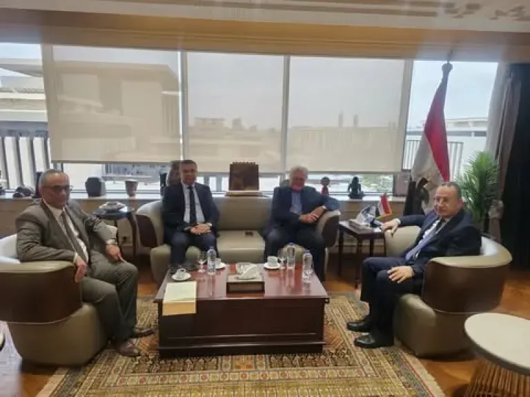 وزير التعليم العالي وحسين فهمي يبحثان استعدادات الدورة الـ47 لمهرجان القاهرة