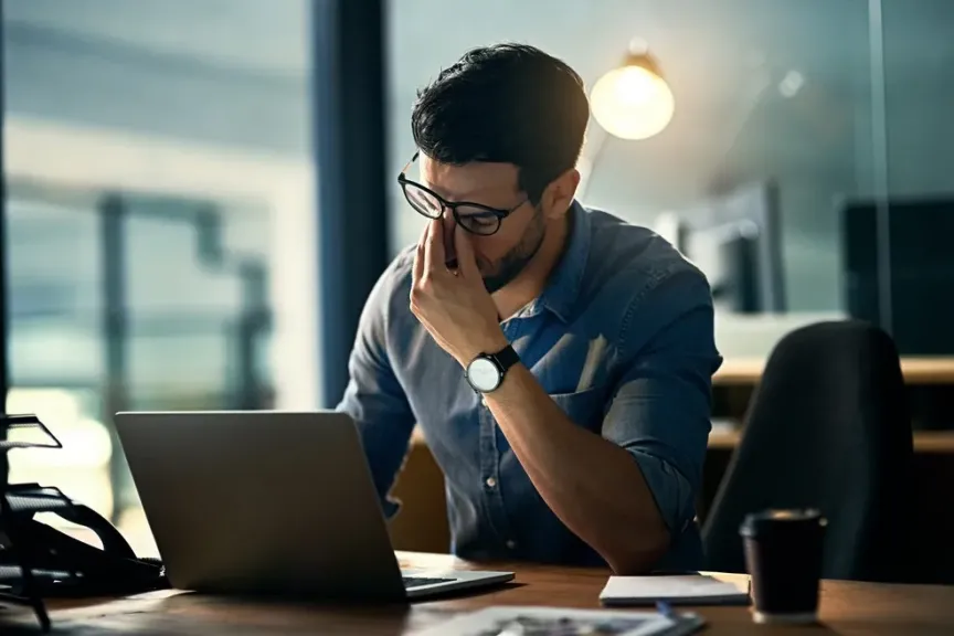 ساعات العمل الطويلة تهدد قلبك.. مخاطر خفية للإرهاق قد تصل إلى الجلطات