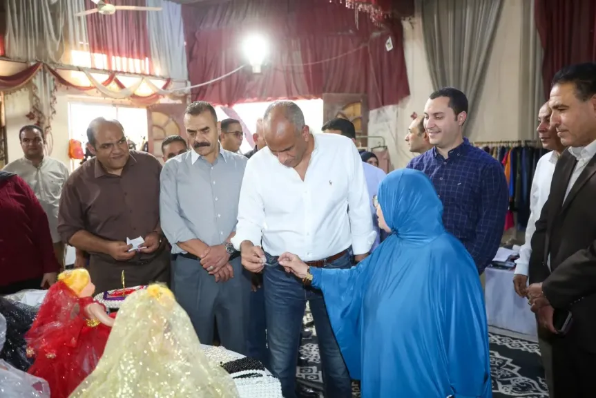 بتخفيضات تصل إلى 30% على السلع والمواد الغذائية والمستلزمات المدرسية..محافظ كفرالشيخ يتفقد سوق اليوم الواحد بدسوق