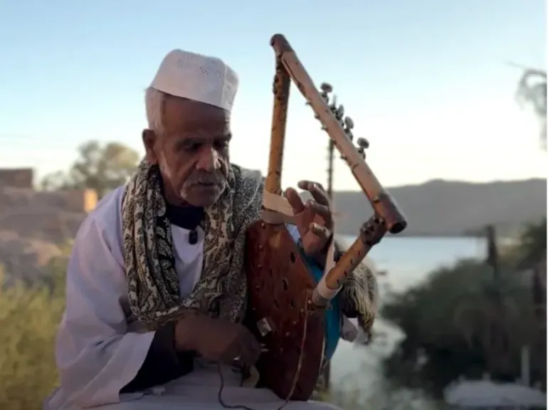 عم أحمد يحافظ على تراث «الطنبور النوبي» بعزفه وصناعته في أسوان