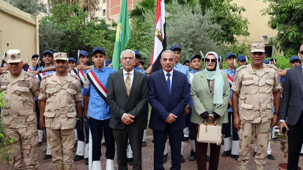 محافظ الإسماعيلية يشهد عرضًا عسكريًا بذكرى العيد القومي الـ75