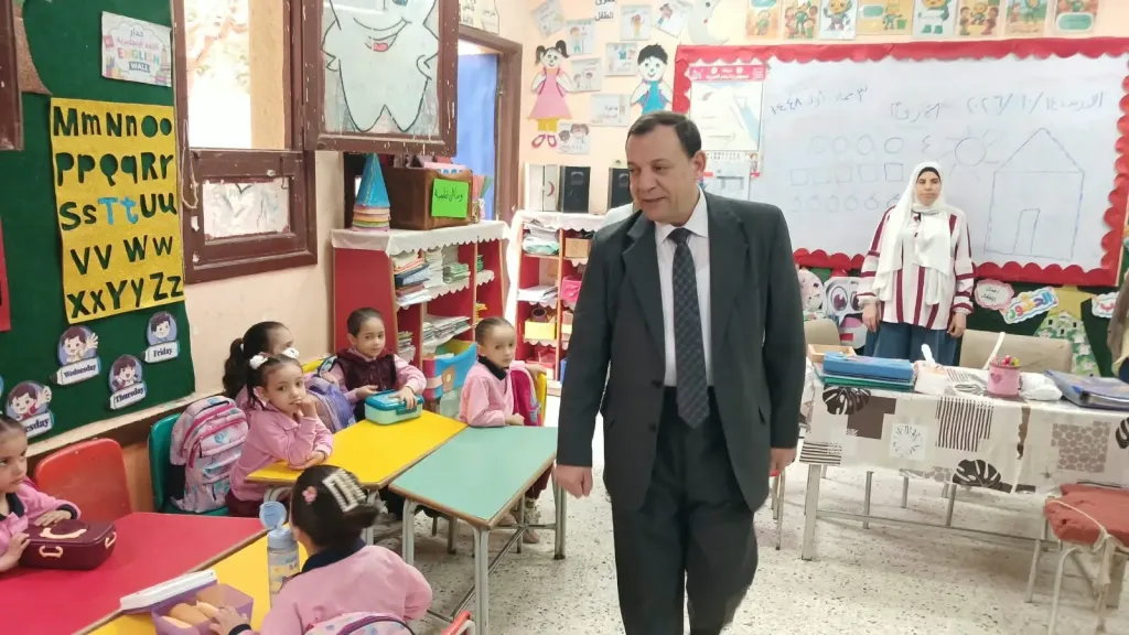 مدير تعليم بني سويف يتابع مستوى الطلاب وانتظام الدراسة بالمدارس