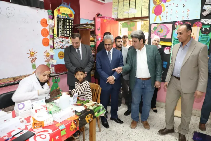 محافظ بني سويف يتابع فحص 512 ألف طالب للكشف عن الأمراض