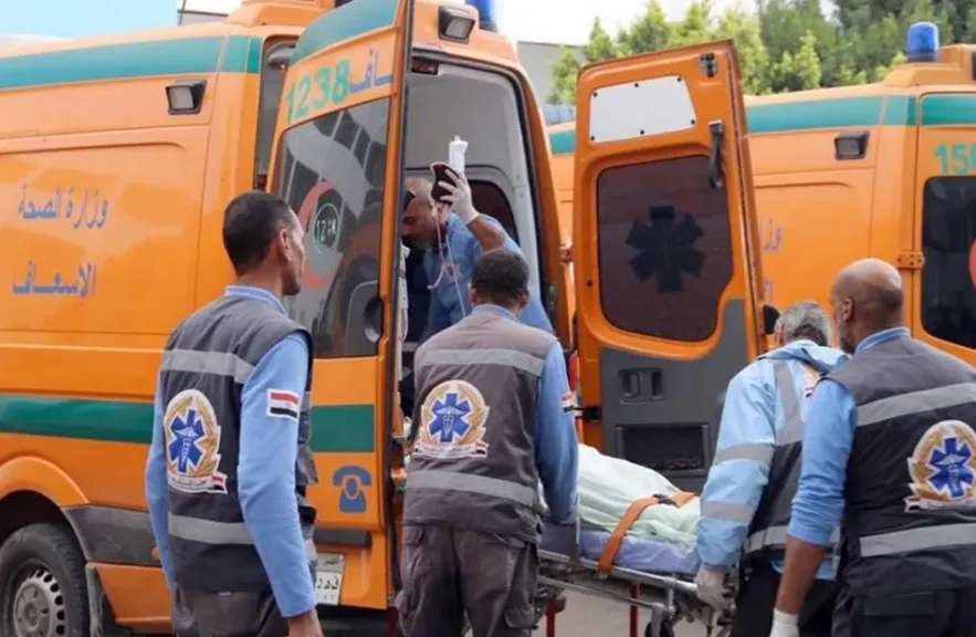 مصرع أب وإصابة نجله إثر انقلاب سيارة بطريق جبل سعد في الفيوم