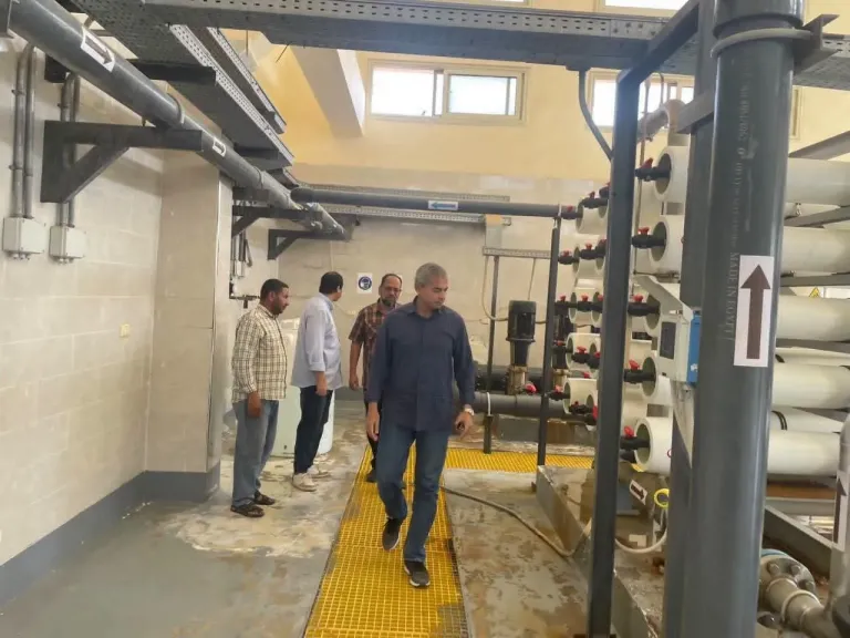 رئيس مياه البحر الأحمر يتفقد محطة تحلية القصير بطاقة 9500 متر مكعب يوميًا
