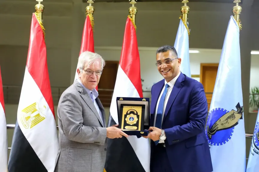 محافظ البحر الأحمر يبحث مع القائم بأعمال السفير الأمريكي فرص الاستثمار في المياه والسياحة والطاقة