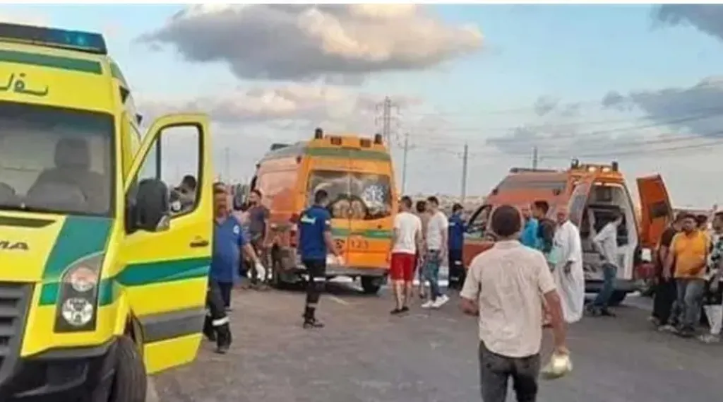 حالتهم خطرة.. إصابة 4 عمال في انقلاب سيارة ربع نقل بالطريق الصحراوي الغربي بقنا