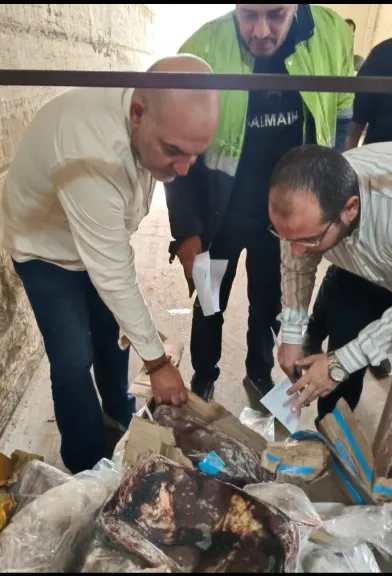 حملة مكبرة تكشف المستور في أسواق العبور.. ضبط 1770 كيلو منتجات غير صالحة