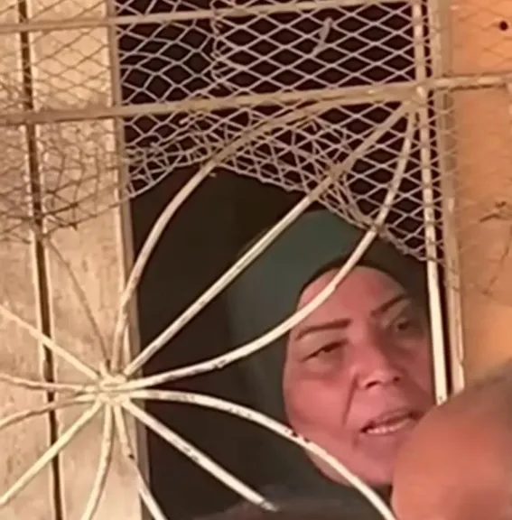 «اللي هيقرب من الشباك هزعله».. فيديو لموظفة بالتأمين الصحي يثير الغضب في شبرا الخيمة