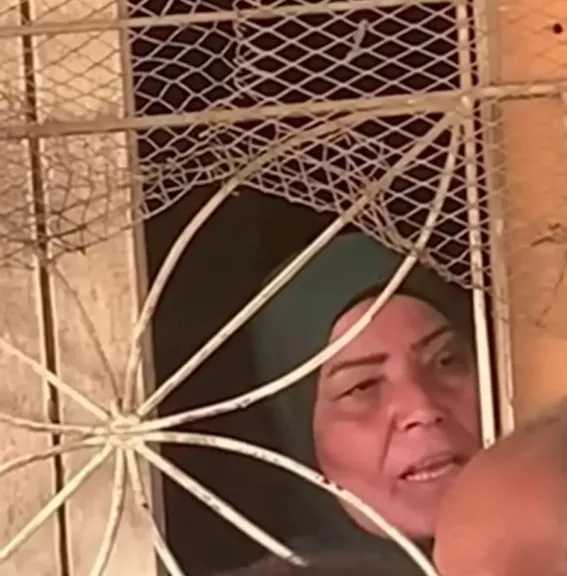 «اللي هيقرب من الشباك هزعله».. فيديو لموظفة بالتأمين الصحي يثير الغضب في شبرا الخيمة