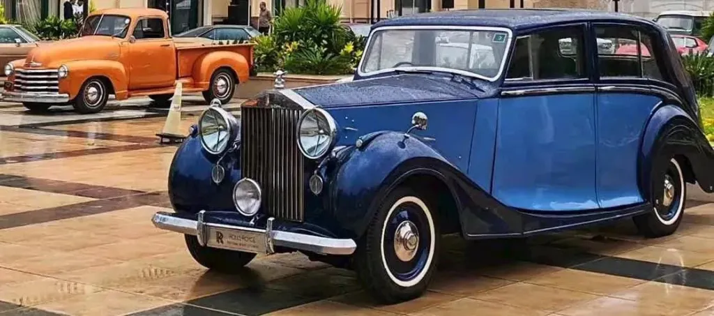 موكب السيارات النادرة يجوب كورنيش الإسكندرية للترويج للسياحة