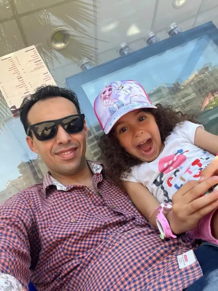 «بحبك يا عيوني.. إنتِ روح قلبي».. أب بالبحيرة يحاول احتضان ابنته من بعيد خلال تنفيذ حكم الرؤية بالبحيرة