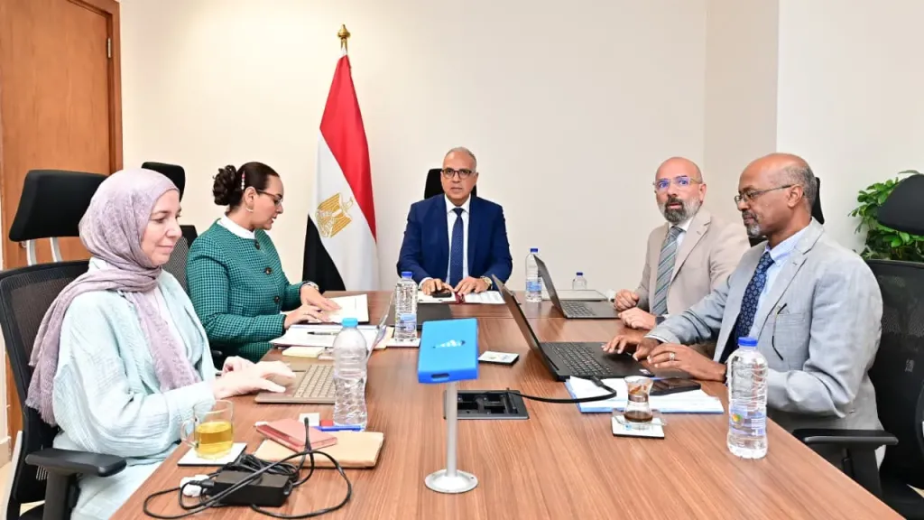 وزير الري يبحث مع الجامعة الأمريكية تحلية المياه لتعزيز إنتاج الغذاء