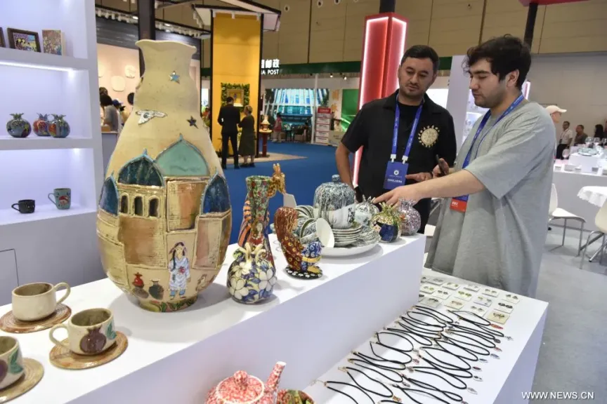 الصين تفتتح معرض جينغدتشن الدولي للخزف بمشاركة أكثر من ألف مشترٍ