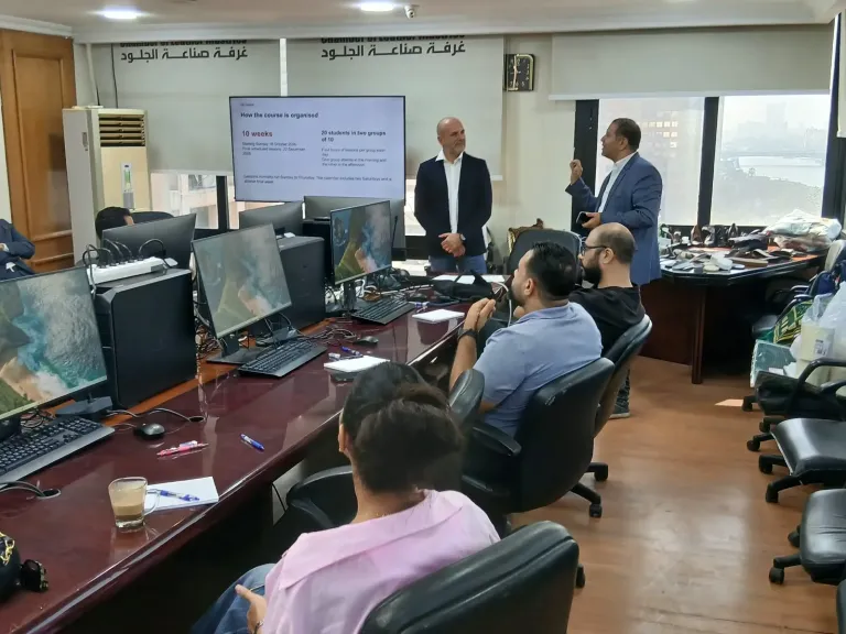 غرفة صناعة الجلود تطلق تدريبًا بخبرات إيطالية لتطوير تصميم الأحذية