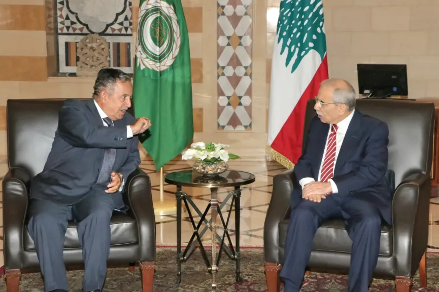 رئيس الحكومة اللبنانية يبحث مع الأمين العام للجامعة العربية مستجدات الأوضاع في لبنان وجهود اعادة الإعمار