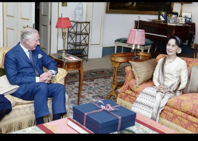 ميانمار تنشر صورًا نادرة لأونج سان سو تشي أثناء تسلم كتب ورسالة من ملك بريطانيا