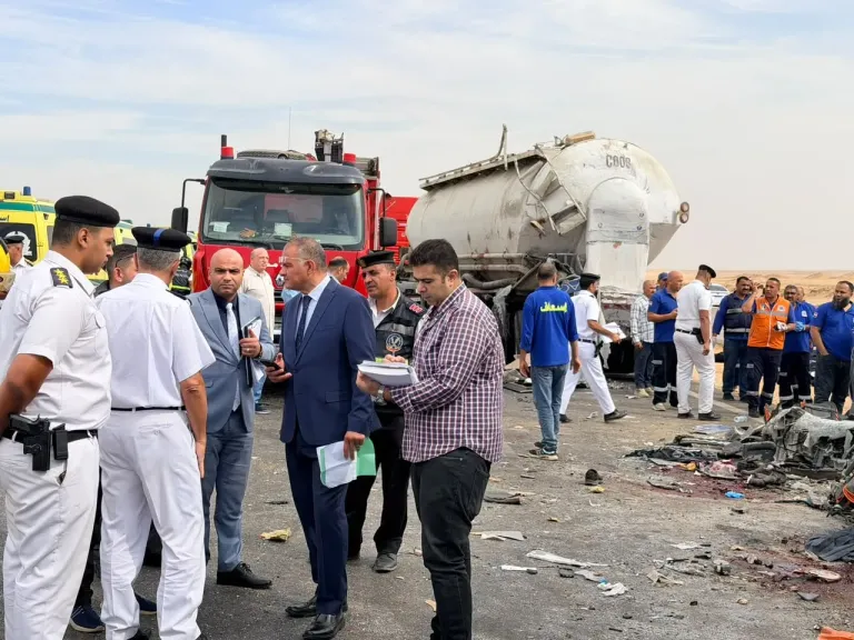 مدير أمن الفيوم يتفقد موقع حادث الطريق الصحراوي الغربي