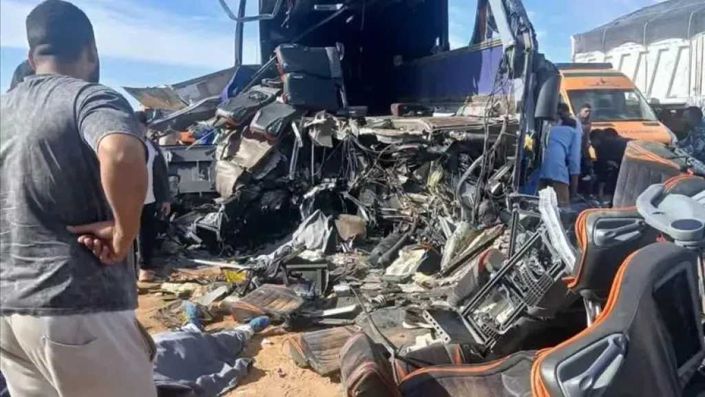 «التريلا فرمت الأتوبيس».. مأساة على الطريق الصحراوي الغربي تحصد أرواح 13 شخصًا وتصيب 34 آخرين
